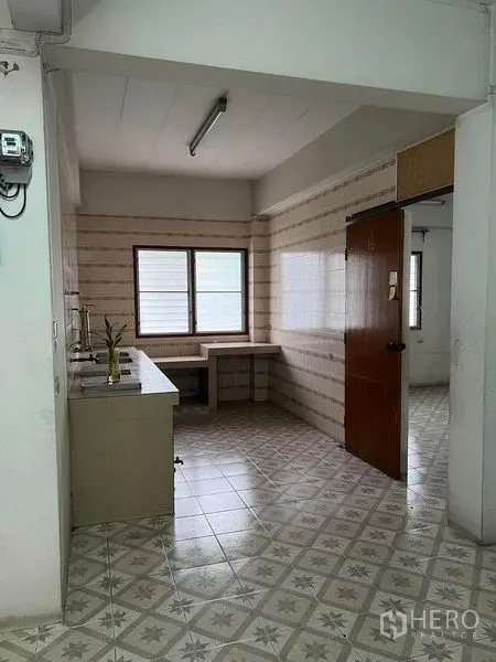 工厂 出租在Bang Na, Bangkok - 工厂楼内的简易茶水间，瓷砖地面、台面与双窗。