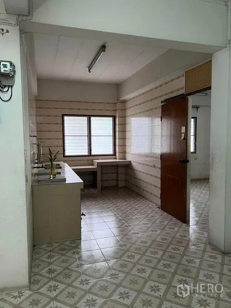 工厂 出租在Bang Na, Bangkok - 工厂楼内的简易茶水间，瓷砖地面、台面与双窗。