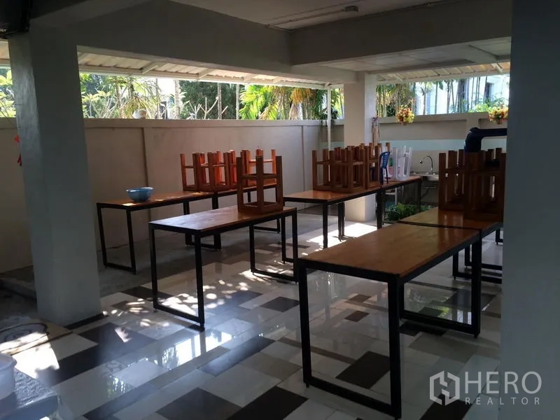 带办公室的家 出售 - 半开放食堂区，棋盘地砖与木质桌面。