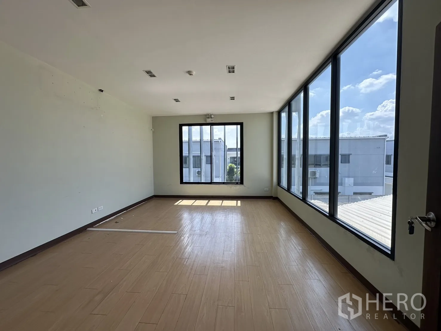 带办公室的家 出租在Prawet, Bangkok - 转角办公室，环幕窗户可观周边景致。