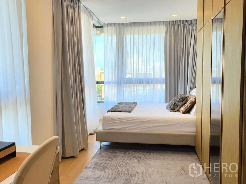 Apartment for rent - Master bedroom with large windows, desk and wardrobe at Holme Ekkamai 22.