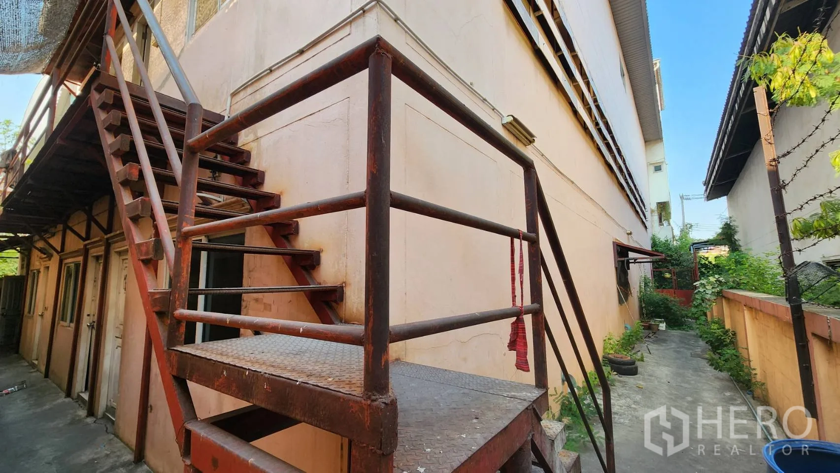 Warehouse for rent in Nonthaburi - Steel staircase on the side elevation of the warehouse.