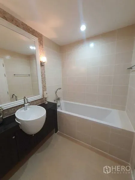 房间 出租在Watthana, Bangkok - 现代浴室，矩形浴缸、大镜面与壁灯。