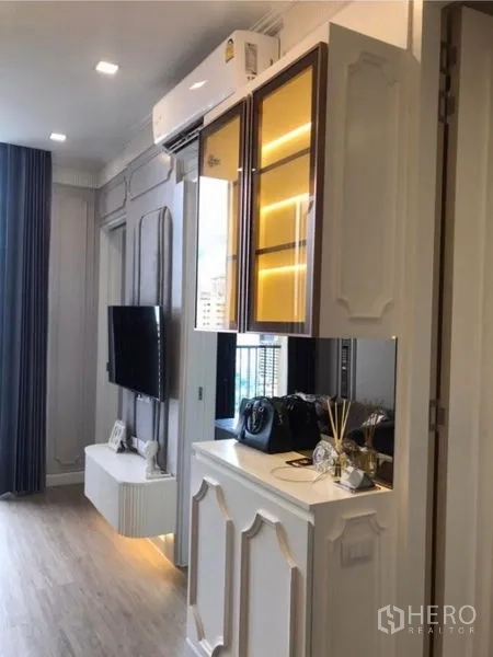 Condominium for rent in Watthana, Bangkok - Entry cabinet with illuminated display shelves facing the balcony