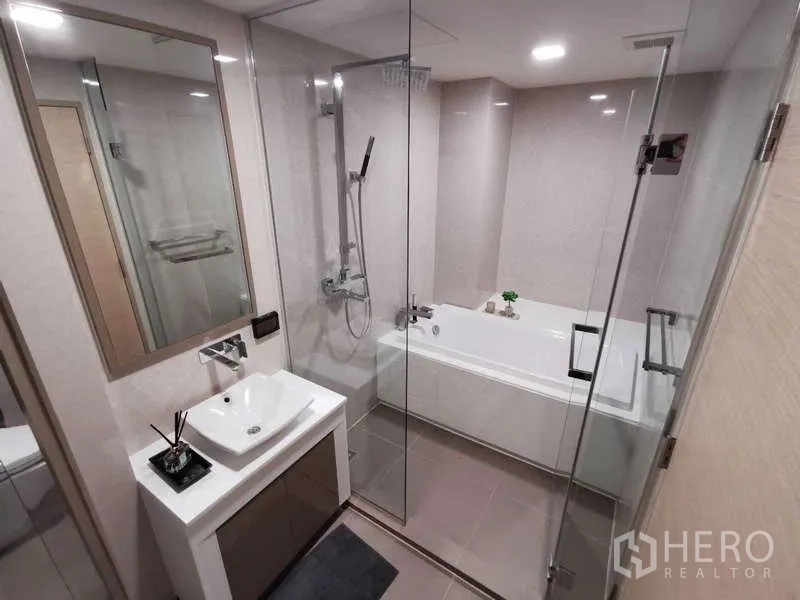 公寓 出租或出售在Watthana, Bangkok - 现代卫浴，玻璃淋浴间与浸泡浴缸