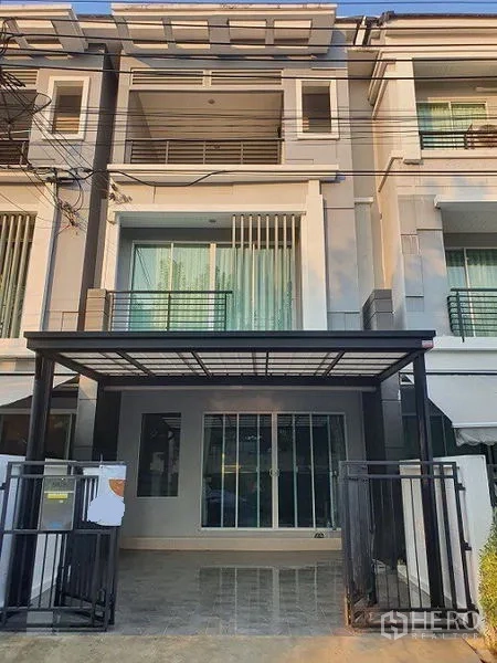 联排别墅 出租在Wang Thonglang, Bangkok - 三层现代联排别墅外观，带顶车位与入户大门