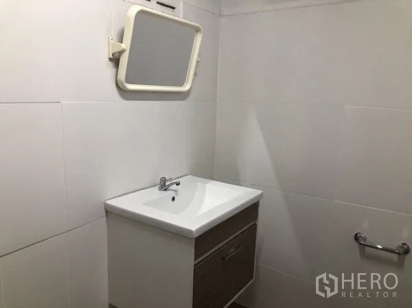 仓库 for rent in Wang Thonglang, Bangkok - 卫生间内设洗手台、镜子与墙面瓷砖。