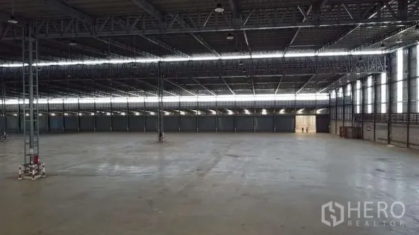 คลังสินค้า ให้เช่าในBang Phli, Samut Prakan - ฮอลล์โกดังแบบสแปนกว้าง มีสกายไลต์ตามแนวยาวและช่องเสากว้าง พื้นคอนกรีตราบเรียบ