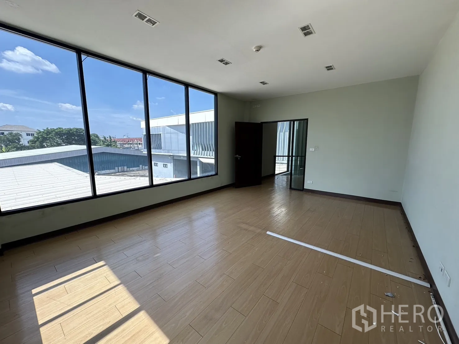 带办公室的家 出租在Prawet, Bangkok - 采光充足的办公室，整面落地窗俯瞰屋顶景。