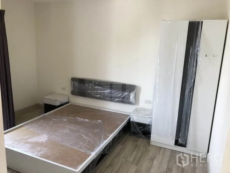 Townhouse for rent in Saphan Sung, Bangkok - Secondary bedroom with new bed frame, bedside tables and wardrobe