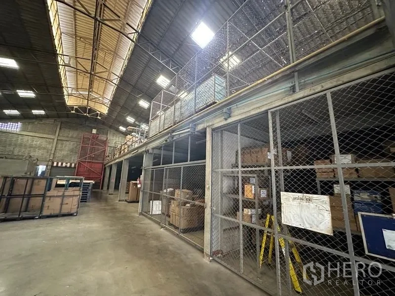 工厂 出租在Lam Luk Ka, Pathum Thani - 夹层层面，铁丝网围合的安全储物区