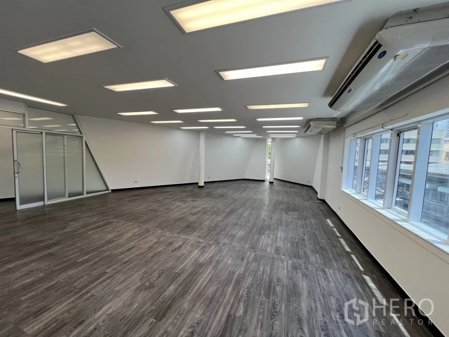 Retail Space for rent in Sathon, Bangkok - Large open-plan office floor with windows, LED panels and air-conditioning.