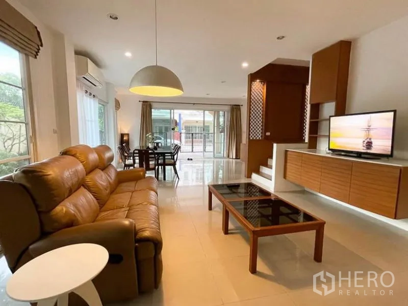 ทาวน์เฮาส์ ให้เช่าในPhasi Charoen, Bangkok - พื้นที่นั่งเล่นและรับประทานอาหารแบบเปิดโล่ง สว่าง พร้อมโซฟาและบิลท์อินทีวี