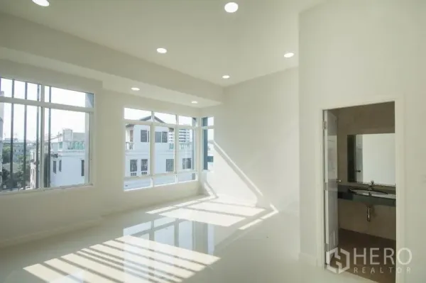 Home Office for sale in Huai Khwang, Bangkok - Corner office level with wraparound windows, recessed lighting and an attached restroom.