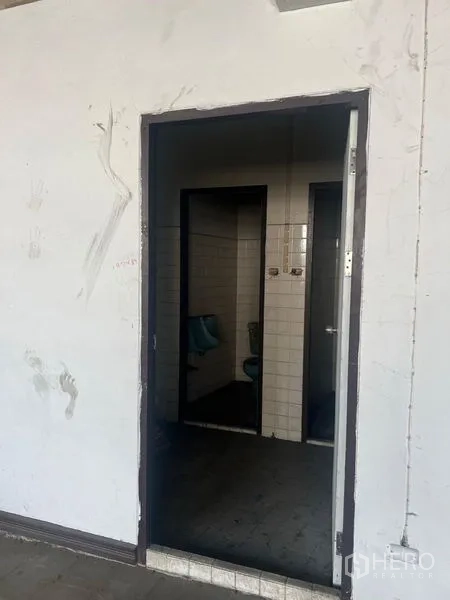 店屋 出租在Samphanthawong, Bangkok - 半露天露台，金属网篷与水泥墙面。