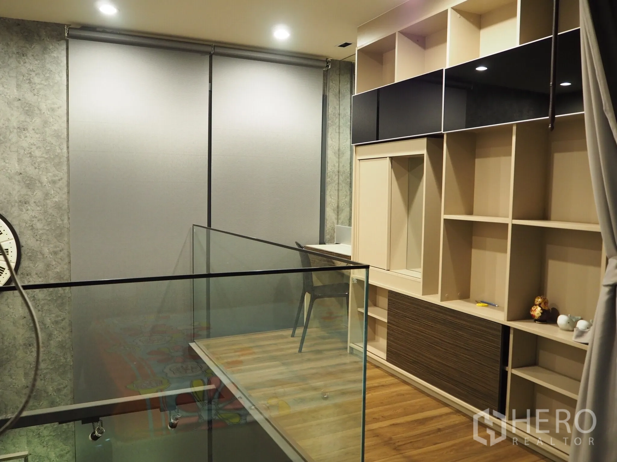 คอนโด ให้เช่าในPhaya Thai, Bangkok - ชั้นลอยพร้อมตู้เก็บของเต็มผนัง โต๊ะทำงาน และราวกันตกกระจกมองลงสู่ห้องนั่งเล่น