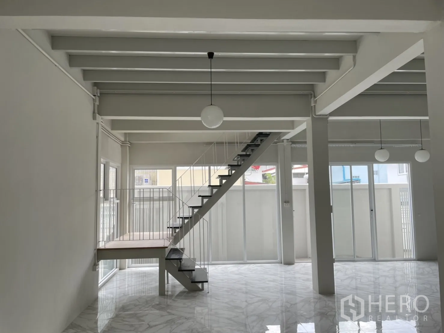 独立式住宅 出租或出售在Din Daeng, Bangkok - 开放式客厅，仿大理石地面与钢制楼梯通向二层。