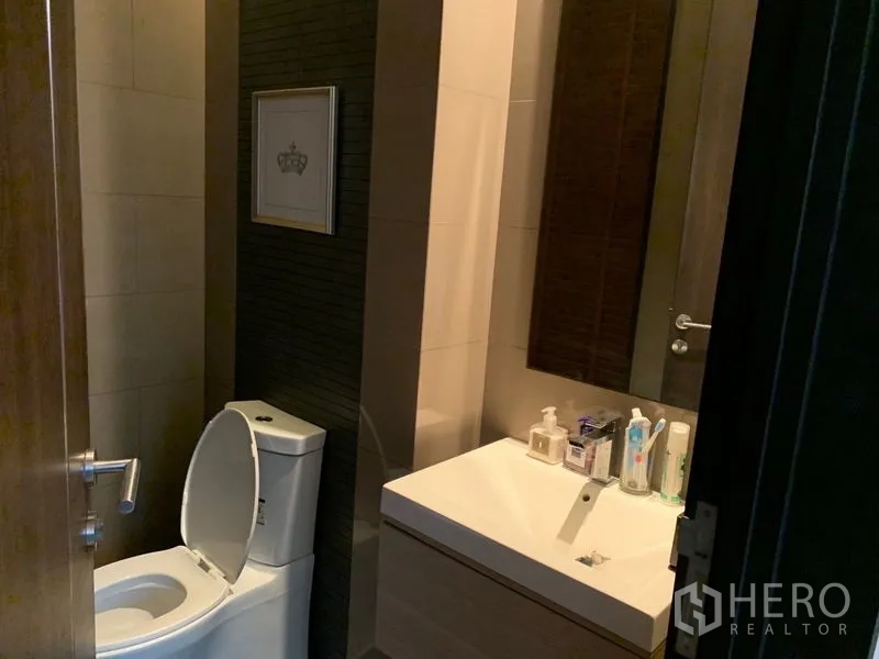 ทาวน์เฮาส์ ขายในWatthana, Bangkok - ห้องน้ำรับแขกพร้อมโถสุขภัณฑ์และอ่างล้างหน้าแบบเรียบหรู