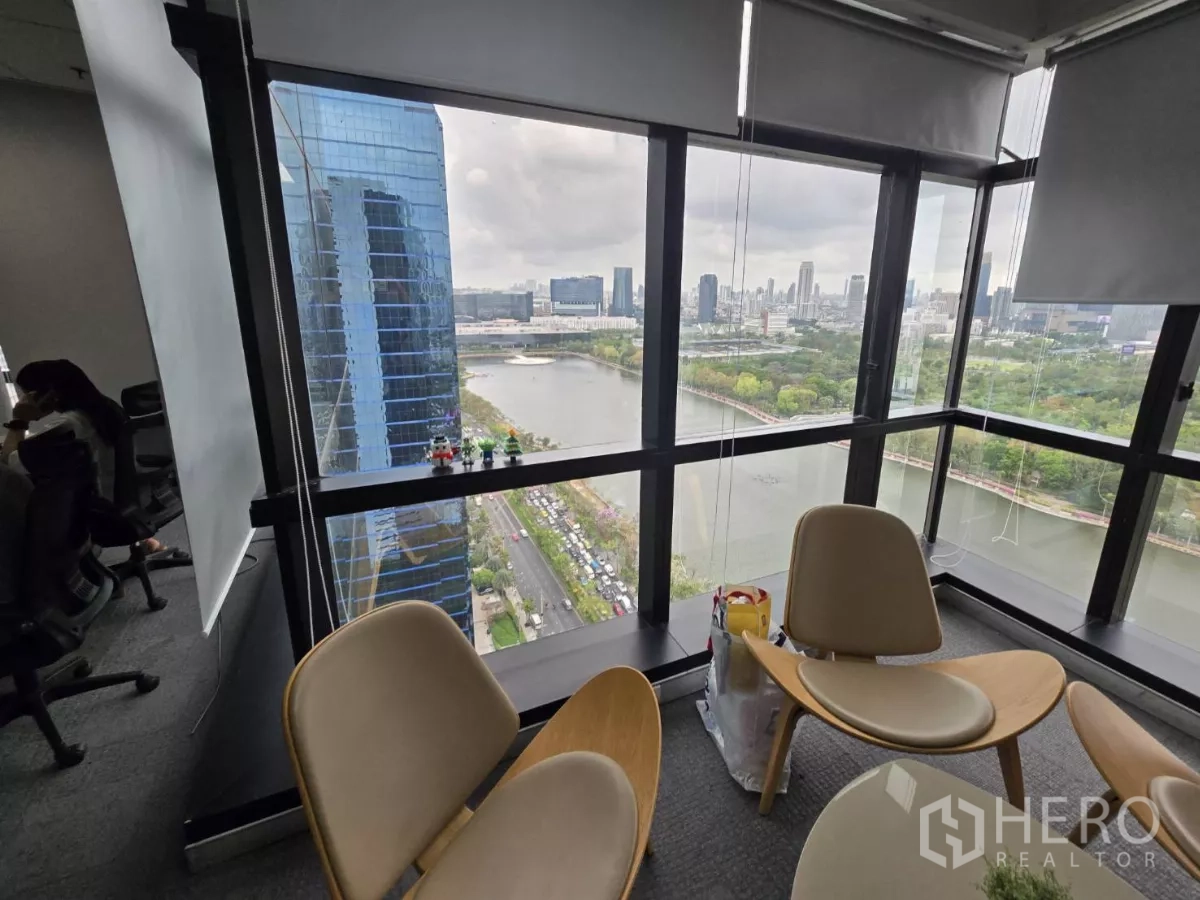 สำนักงาน ให้เช่าในWatthana, Bangkok - มุมหน้าต่างพาโนรามา เห็นวิวทะเลสาบและสกายไลน์กรุงเทพฯ