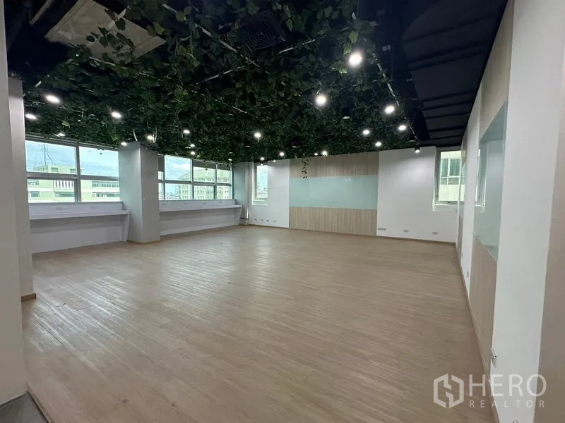 สำนักงาน ให้เช่าในRatchathewi, Bangkok - พื้นที่เปิดมุมอาคาร หน้าต่างบานกว้าง เพดานตกแต่งใบไม้ และพื้นลามิเนต