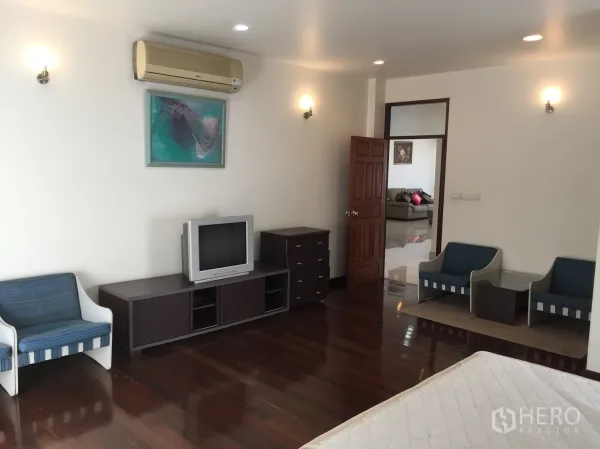 คอนโด ให้เช่าในWatthana, Bangkok - ห้องนอนขนาดใหญ่ พื้นไม้เงาสวย ติดแอร์ผนัง พร้อมชั้นวางทีวีและมุมที่นั่ง