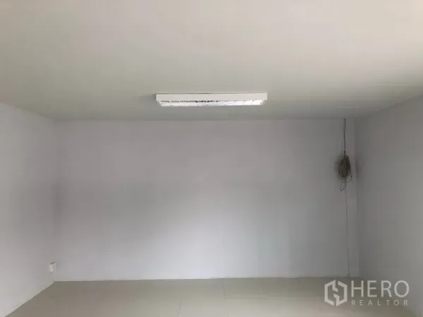 Warehouse for rent in Khlong Luang, Pathum Thani - Empty office space with white walls and ceiling light ready for fit-out.