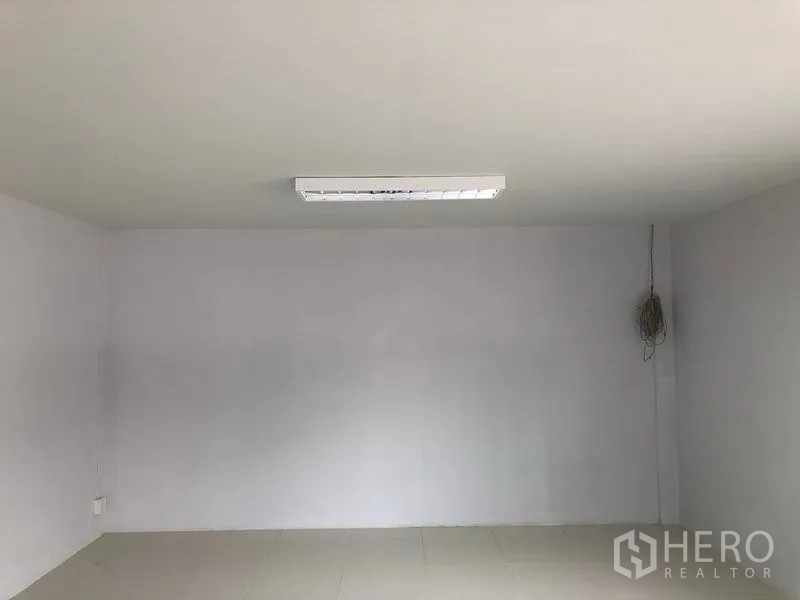 Warehouse for rent in Khlong Luang, Pathum Thani - Empty office space with white walls and ceiling light ready for fit-out.