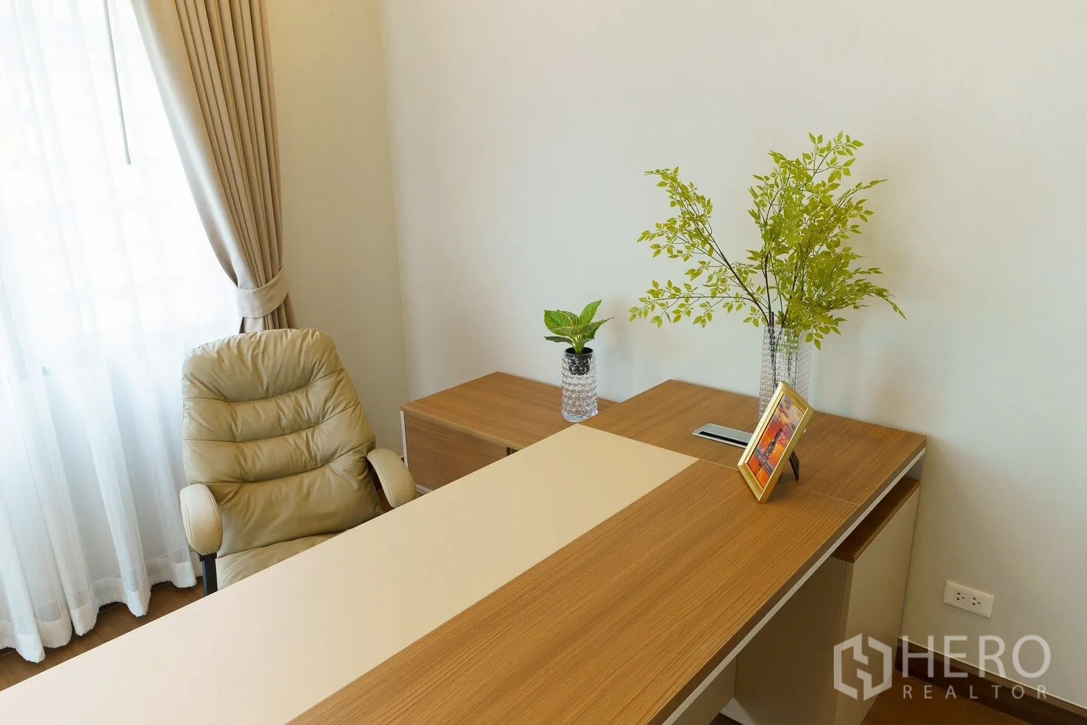 独立式住宅 for sale in Bang Phli, Samut Prakan - 采光充足的书房，木质书桌与皮椅