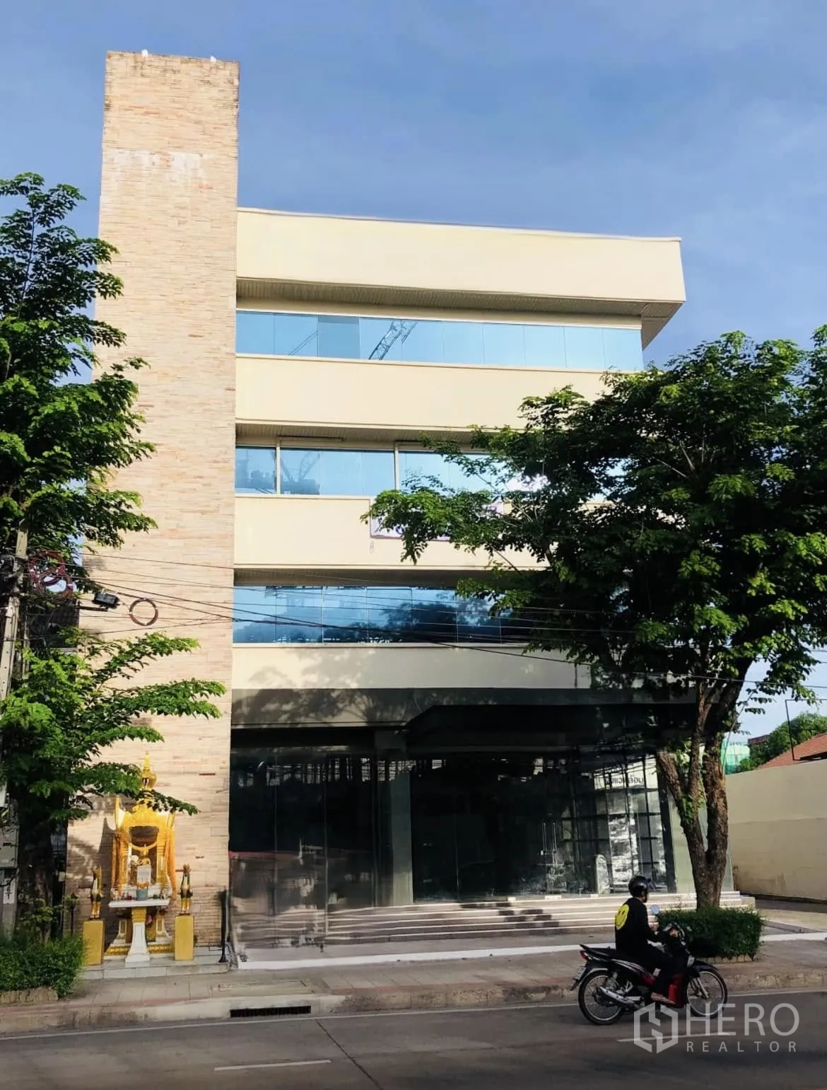 Office Space for rent in Lat Phrao, Bangkok - Modern low-rise commercial building with glass facade and entry steps.