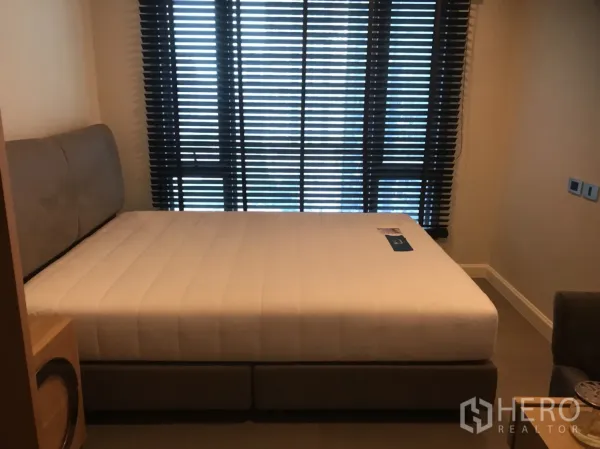 Condominium for rent in Khlong Toei, Bangkok - Bright bedroom with queen bed, blackout blinds and neutral walls in a Sukhumvit condo.