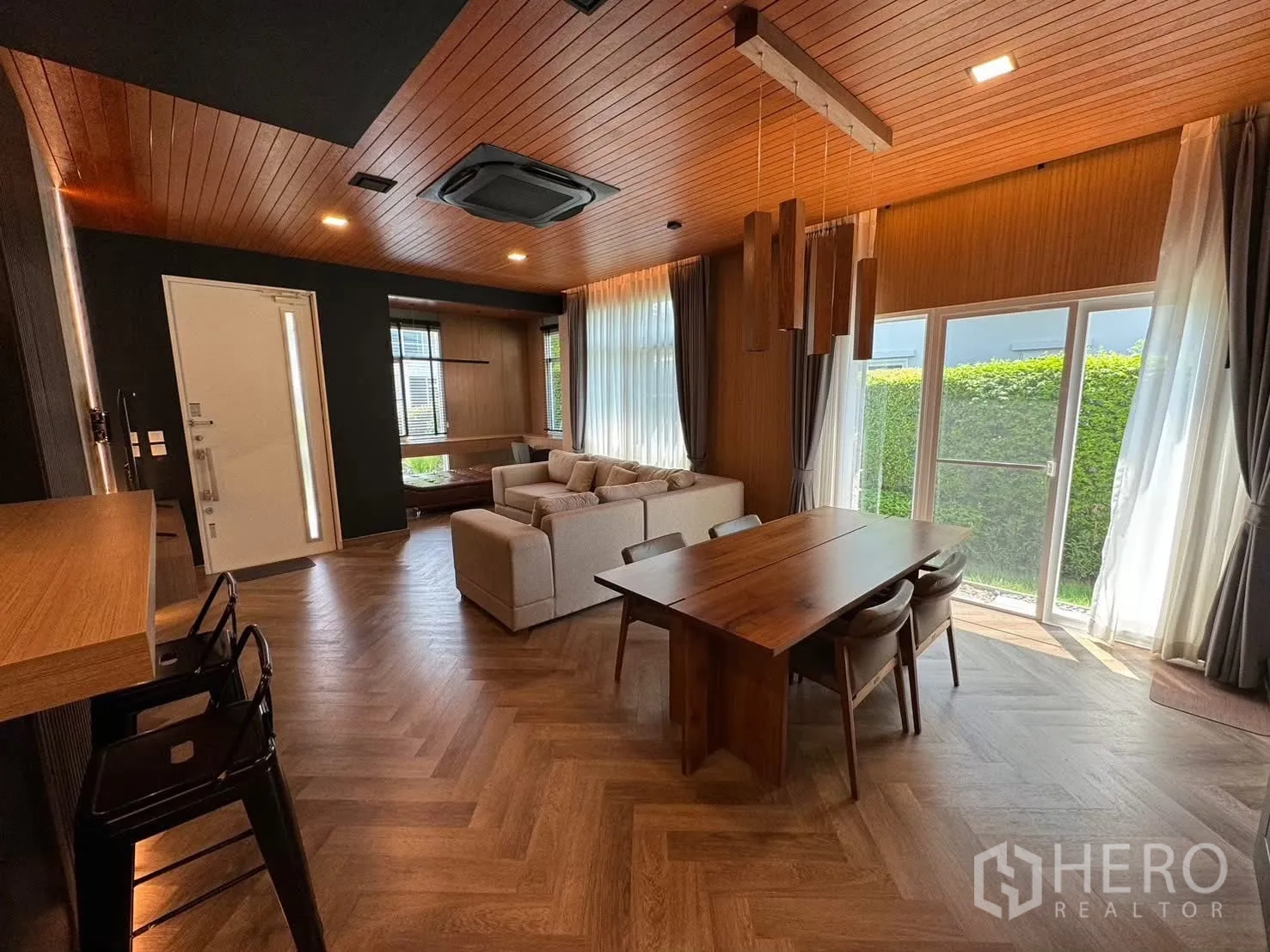独栋房屋 for rent in Prawet, Bangkok - 现代封闭厨房，木台面、黑色橱柜与燃气灶。