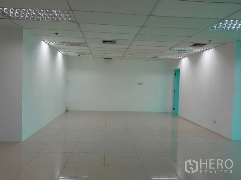 办公空间 出租在Huai Khwang, Bangkok - 开放办公区，白墙、顶灯与光亮地面。