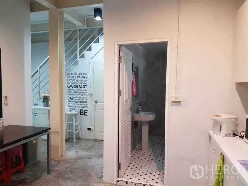 อาคารพาณิชย์ ขายในBang Rak, Bangkok - มุมแพนทรีชั้นล่าง มีบันไดและห้องน้ำปูกระเบื้อง