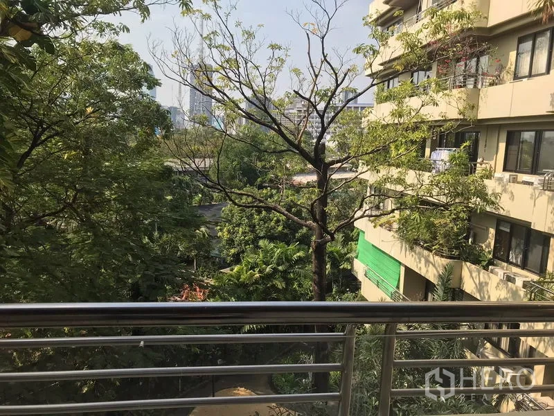 คอนโด ให้เช่าในSathon, Bangkok - วิวระเบียงมองเห็นสวนสีเขียวและตึกใกล้เคียงในย่านสาทร