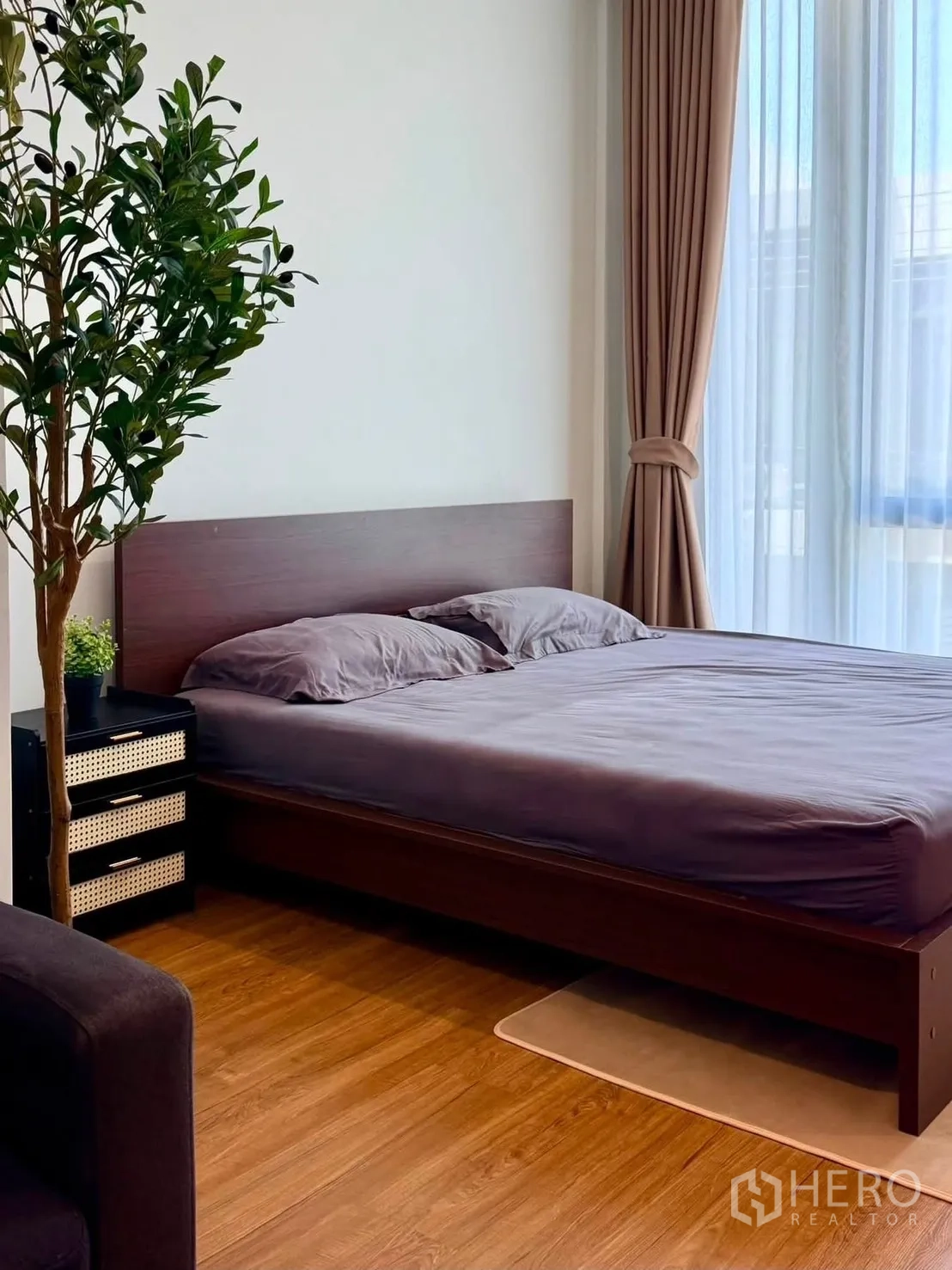 ทาวน์เฮาส์ for rent in Bang Phli, Samut Prakan - ห้องนอนเตียงควีนติดหน้าต่างบานใหญ่พร้อมม่านโปร่งและม่านทึบ.