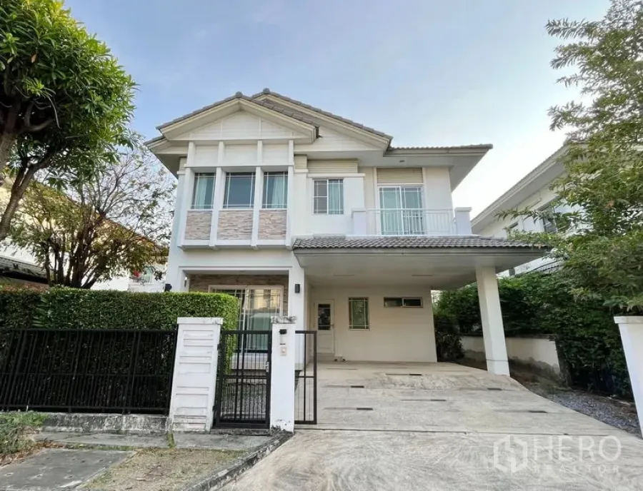 独立式住宅 出租在Prawet, Bangkok - 曼谷Prawet区双层独栋住宅，带大门、绿篱与双车位有顶车棚。