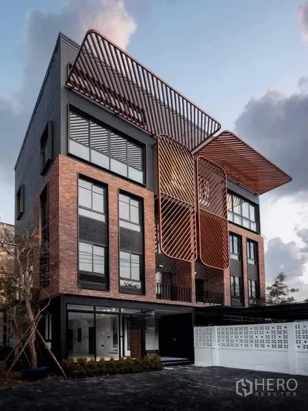 带办公室的家 出售在Lat Phrao, Bangkok - 现代砖饰外立面，多层建筑配金属遮阳