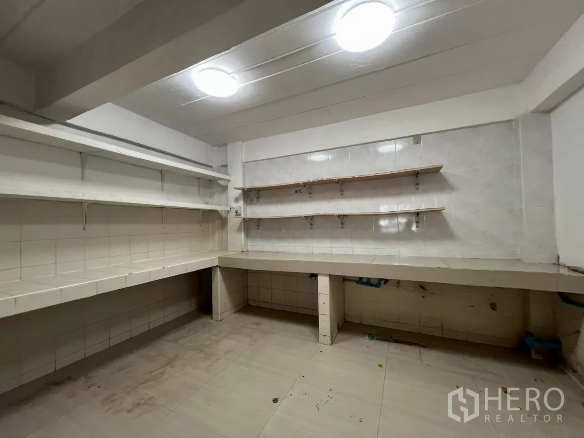 店屋 出租在Watthana, Bangkok - 后场厨房，瓷砖操作台与搁架，易清洁