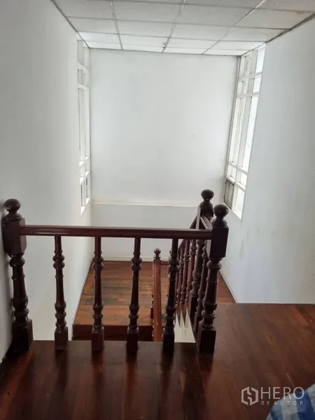 独立式住宅 出租或出售在Sathon, Bangkok - 楼梯顶部，高侧窗引入自然光。