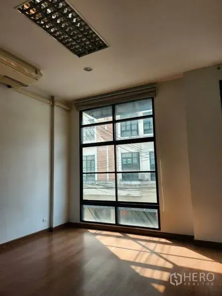 联排别墅 出租或出售在Wang Thonglang, Bangkok - 带网格大窗、卷帘与荧光顶灯的房间。