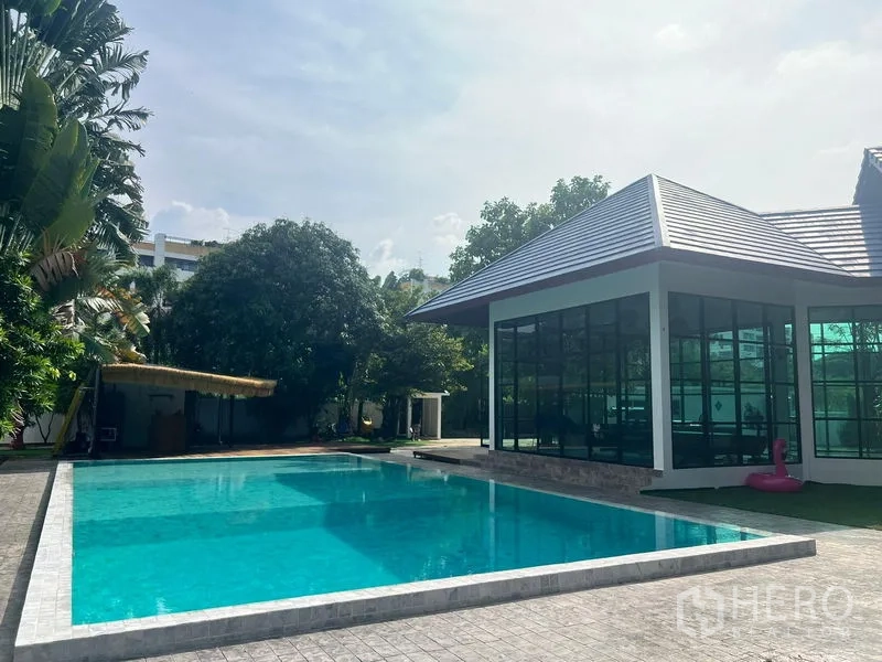 บ้าน ขายในPrawet, Bangkok - สระว่ายน้ำหันหน้าไปอาคารเรือนกระจกและสวนจัดแต่ง
