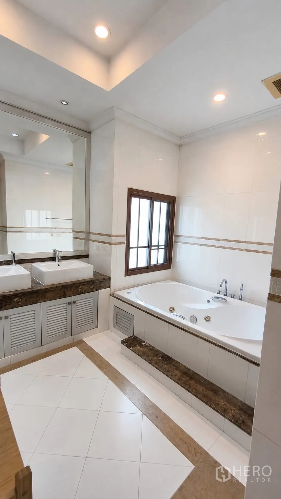独栋房屋 for rent in Watthana, Bangkok - 浴室设双台盆与大型嵌入式浴缸及窗户。
