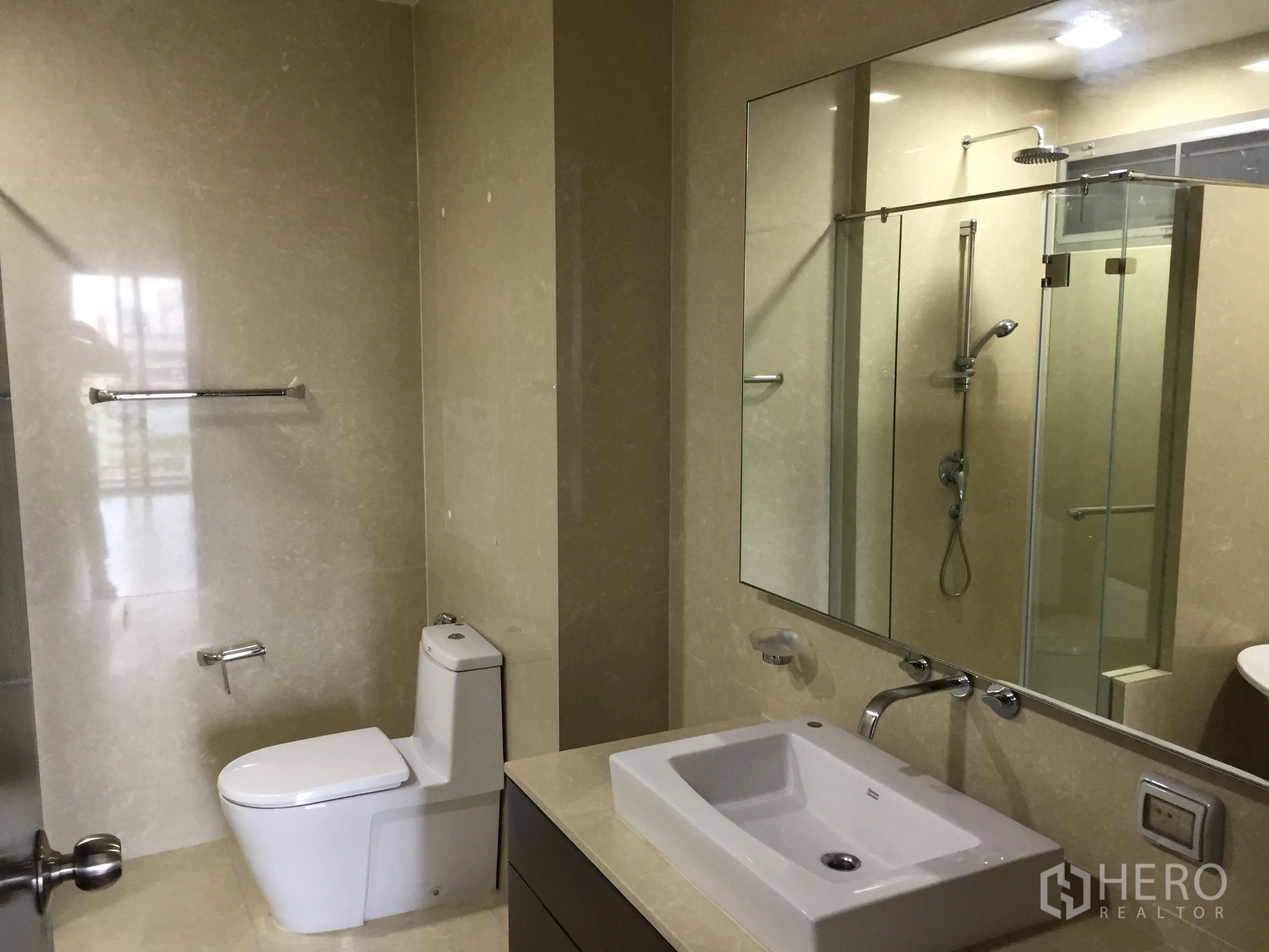 คอนโด ให้เช่าในWatthana, Bangkok - ห้องน้ำสมัยใหม่พร้อมตู้ฝักบัวกระจก กระจกบานใหญ่ และอ่างล้างหน้า