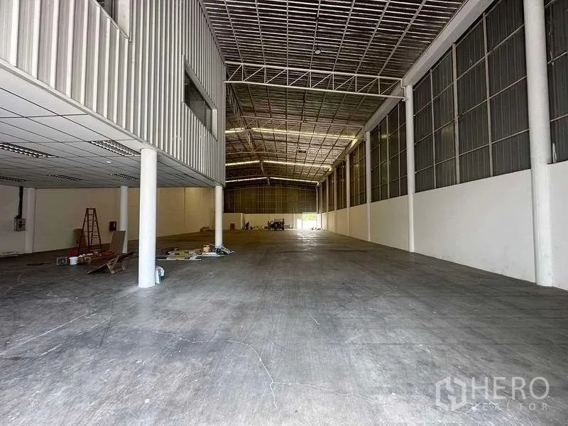 Factory for rent in Khlong Luang, Pathum Thani - Long open production floor with polished concrete and ventilated side walls.