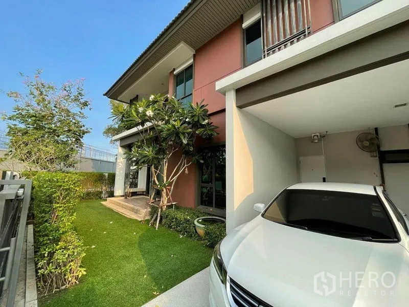 บ้าน ขายในPak Kret, Nonthaburi - ภายนอกบ้านสองชั้น มีที่จอดรถในร่มและสวนหน้าบ้านตกแต่งสวย