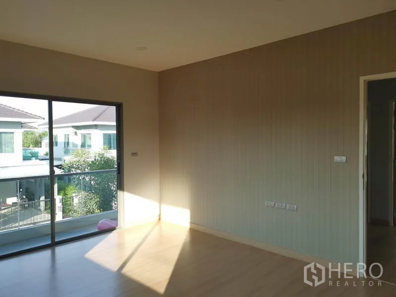 独立式住宅 出售在Nonthaburi - 楼上宽敞房间，推拉门通阳台，自然采光充足