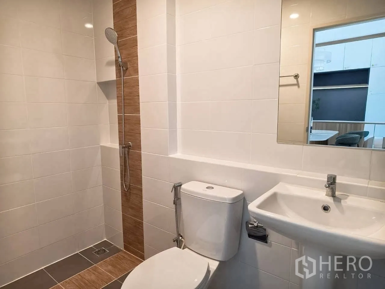 ทาวน์เฮาส์ for rent in Bang Phli, Samut Prakan - ห้องน้ำสะอาดพร้อมโซนอาบน้ำแบบฉากเปียก แท็งก์ชักโครก และอ่างล้างหน้าพร้อมกระจก