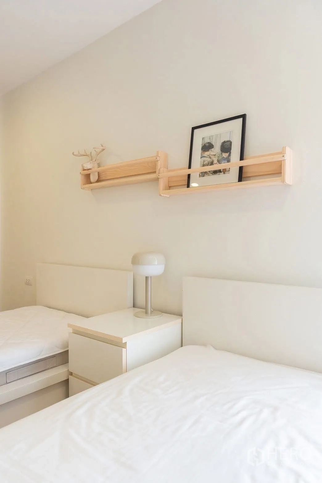 Detached House for rent in Saphan Sung, Bangkok - Twin single beds with bedside table and minimalist wall shelves.