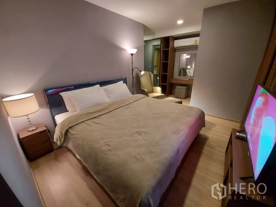 公寓 出租在Watthana, Bangkok - 主卧角度，带床、梳妆区、嵌入式柜与空调。