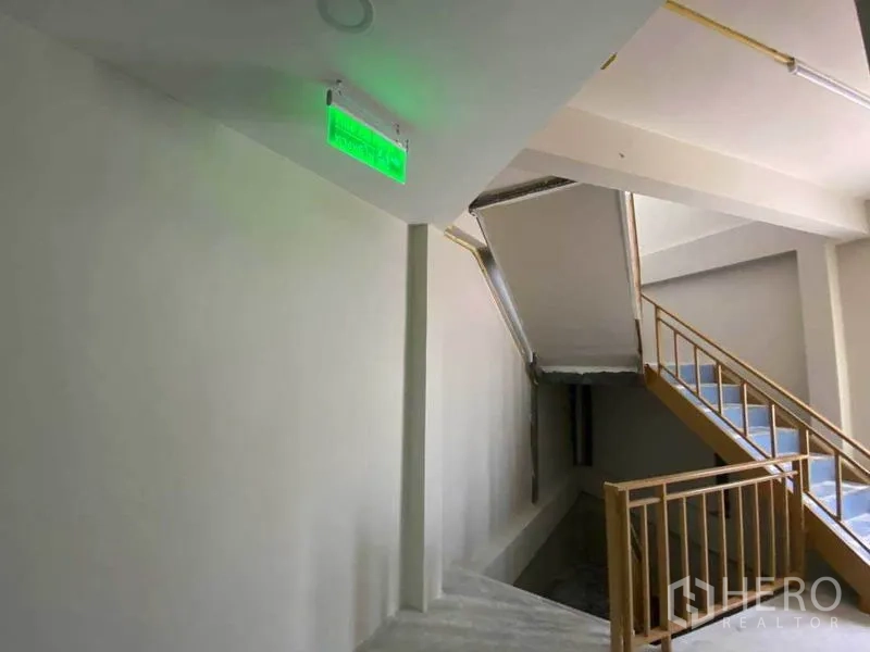 零售空间 出租在Khlong Toei, Bangkok - 室内楼梯间，带扶手与发光出口指示牌